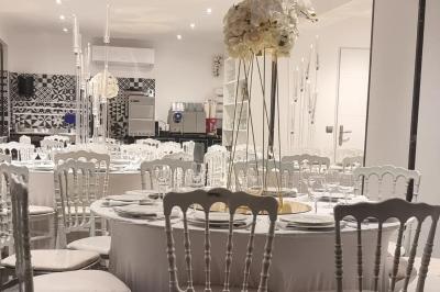 Salon décoré avec des tapis orientaux, un canapé doré, des coussins colorés et des éléments décoratifs traditionnels.