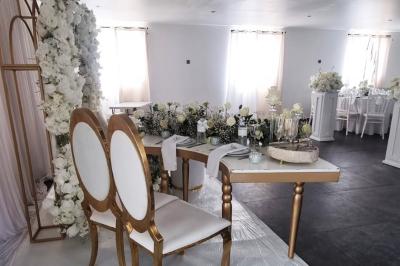 Salon décoré avec des tapis orientaux, un canapé doré, des coussins colorés et des éléments décoratifs traditionnels.