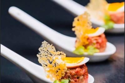 Miniature Traiteur Agde (Hérault) - Ô Saveurs d’Antoine #1 Dés de saumon, ananas et canneberges garnis d'aneth, présentés dans une assiette noire.