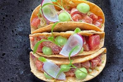 Miniature Traiteur Agde (Hérault) - Ô Saveurs d’Antoine #2 Dés de saumon, ananas et canneberges garnis d'aneth, présentés dans une assiette noire.