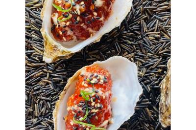 Miniature Traiteur Agde (Hérault) - Ô Saveurs d’Antoine #5 Dés de saumon, ananas et canneberges garnis d'aneth, présentés dans une assiette noire.