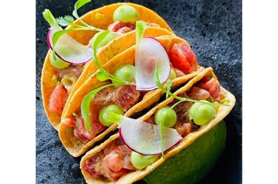 Miniature Traiteur Agde (Hérault) - Ô Saveurs d’Antoine #6 Dés de saumon, ananas et canneberges garnis d'aneth, présentés dans une assiette noire.