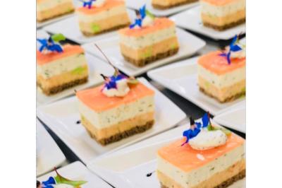 Miniature Traiteur Agde (Hérault) - Ô Saveurs d’Antoine #8 Dés de saumon, ananas et canneberges garnis d'aneth, présentés dans une assiette noire.