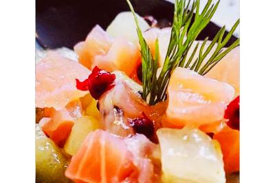 Miniature Traiteur Agde (Hérault) - Ô Saveurs d’Antoine #9 Dés de saumon, ananas et canneberges garnis d'aneth, présentés dans une assiette noire.