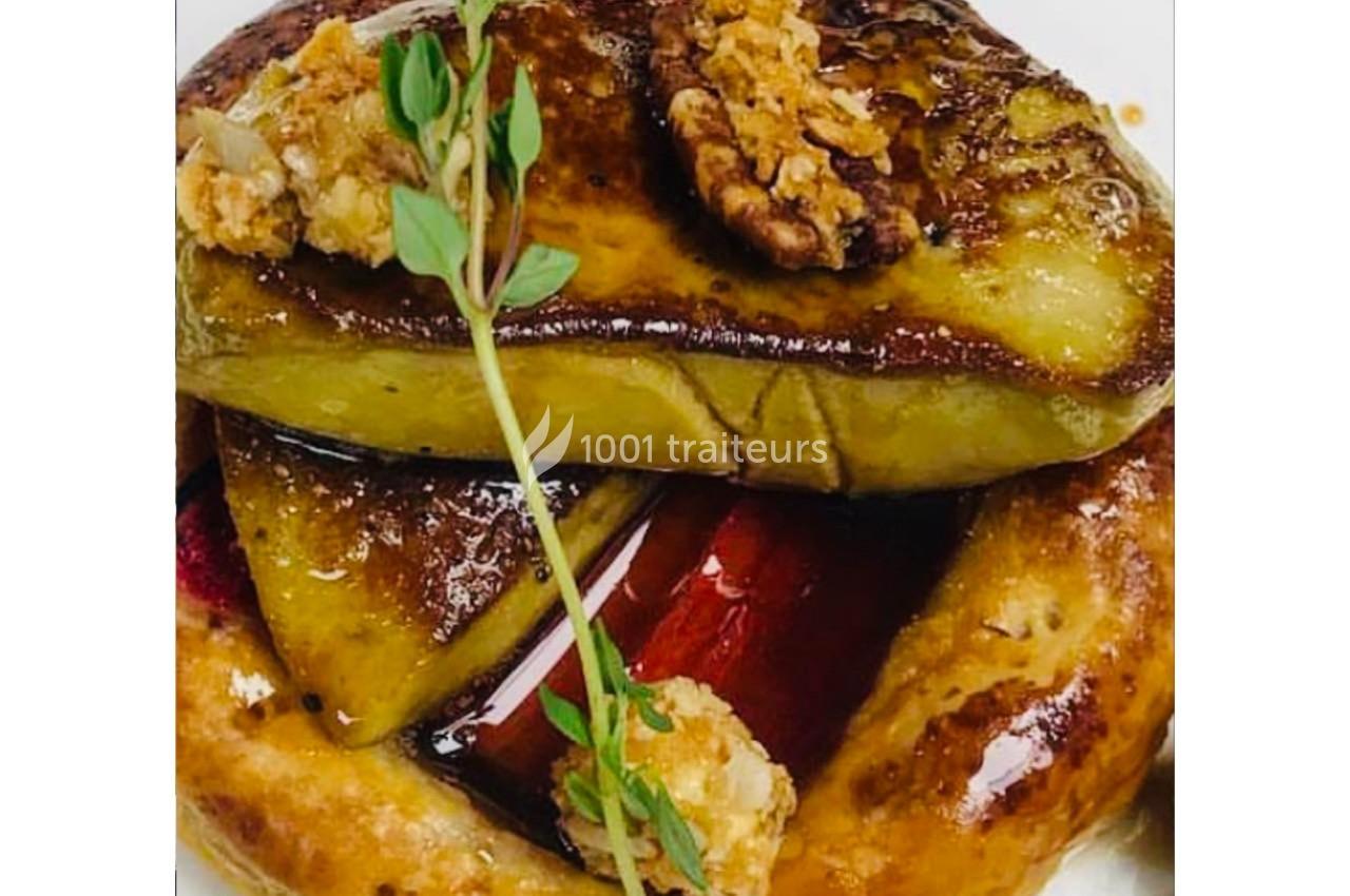 Tarte garnie de foie gras poêlé, noix caramélisées, herbes fraîches et sauce brillante.