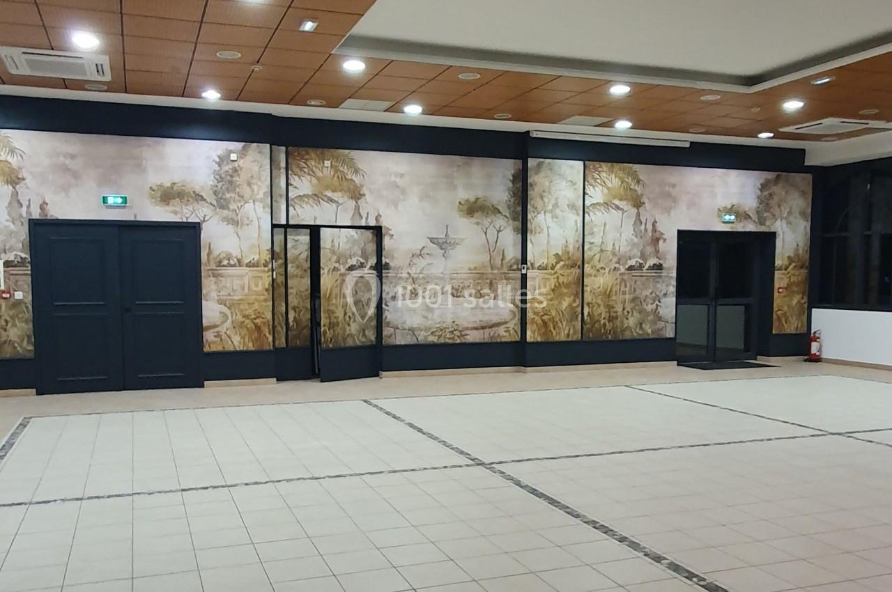 Mur décoré d'une fresque représentant un jardin classique avec fontaines, entouré de portes et d'un sol carrelé.