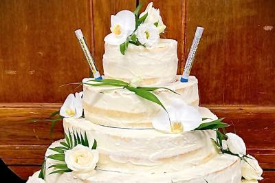 Miniature Traiteur Saint-Gengoux-le-National (Saône-et-Loire) - L’atelier de 12h06 #4 Plateau de charcuterie avec jambon, saucisson, cornichons, tomates cerises et feuilles de salade en décoration.