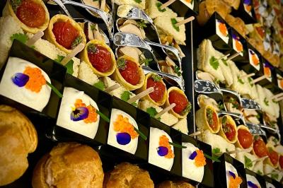 Miniature Traiteur Saint-Gengoux-le-National (Saône-et-Loire) - L’atelier de 12h06 #7 Plateau de charcuterie avec jambon, saucisson, cornichons, tomates cerises et feuilles de salade en décoration.