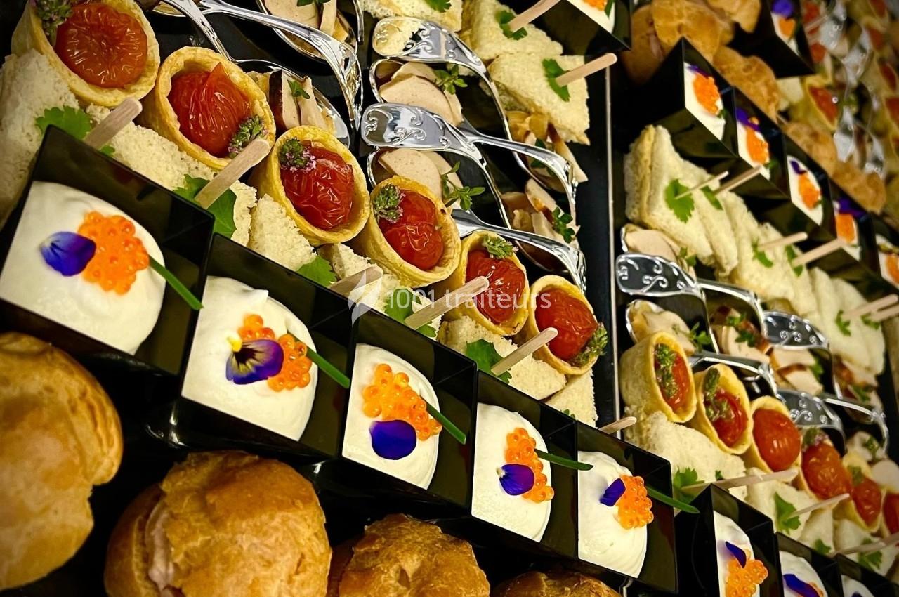 Plateau de bouchées apéritives variées avec tartelettes, verrines, toasts et garnitures colorées.