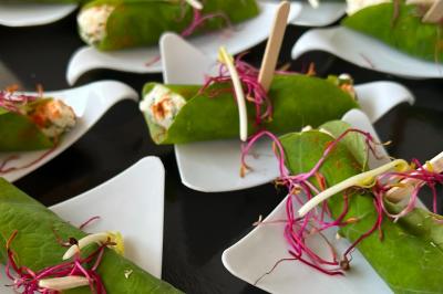 Miniature Traiteur Saint-Gengoux-le-National (Saône-et-Loire) - L’atelier de 12h06 #9 Plateau de charcuterie avec jambon, saucisson, cornichons, tomates cerises et feuilles de salade en décoration.