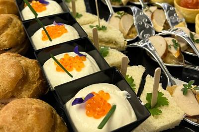 Miniature Traiteur Saint-Gengoux-le-National (Saône-et-Loire) - L’atelier de 12h06 #10 Plateau de charcuterie avec jambon, saucisson, cornichons, tomates cerises et feuilles de salade en décoration.