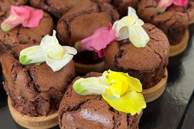 Miniature Traiteur Saint-Gengoux-le-National (Saône-et-Loire) - L’atelier de 12h06 #13 Plateau de charcuterie avec jambon, saucisson, cornichons, tomates cerises et feuilles de salade en décoration.