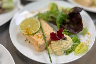 Miniature Traiteur Saint-Gengoux-le-National (Saône-et-Loire) - L’atelier de 12h06 #14 Plateau de charcuterie avec jambon, saucisson, cornichons, tomates cerises et feuilles de salade en décoration.