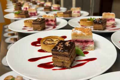 Miniature Traiteur Saint-Gengoux-le-National (Saône-et-Loire) - L’atelier de 12h06 #16 Plateau de charcuterie avec jambon, saucisson, cornichons, tomates cerises et feuilles de salade en décoration.