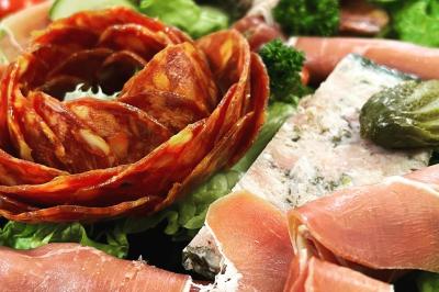 Miniature Traiteur Saint-Gengoux-le-National (Saône-et-Loire) - L’atelier de 12h06 #17 Plateau de charcuterie avec jambon, saucisson, cornichons, tomates cerises et feuilles de salade en décoration.