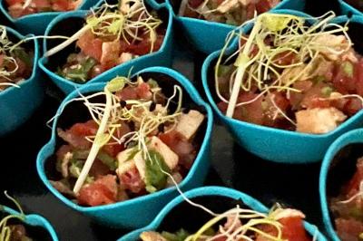 Miniature Traiteur Saint-Gengoux-le-National (Saône-et-Loire) - L’atelier de 12h06 #8 Plateau de charcuterie avec jambon, saucisson, cornichons, tomates cerises et feuilles de salade en décoration.