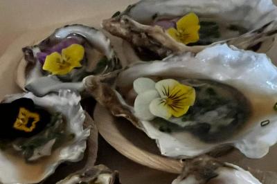 Miniature Traiteur Saint-Gengoux-le-National (Saône-et-Loire) - L’atelier de 12h06 #18 Plateau de charcuterie avec jambon, saucisson, cornichons, tomates cerises et feuilles de salade en décoration.