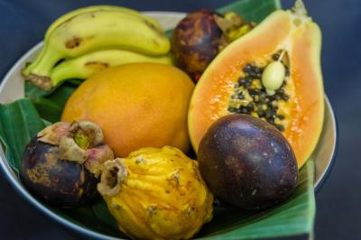 Miniature Traiteur Saint-Gengoux-le-National (Saône-et-Loire) - L’atelier de 12h06 #19 Plateau de charcuterie avec jambon, saucisson, cornichons, tomates cerises et feuilles de salade en décoration.