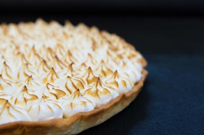 Miniature Traiteur Saint-Gengoux-le-National (Saône-et-Loire) - L’atelier de 12h06 #21 Plateau de charcuterie avec jambon, saucisson, cornichons, tomates cerises et feuilles de salade en décoration.