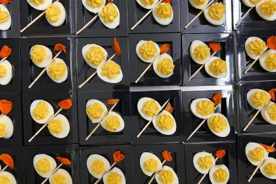 Miniature Traiteur Saint-Gengoux-le-National (Saône-et-Loire) - L’atelier de 12h06 #12 Plateau de charcuterie avec jambon, saucisson, cornichons, tomates cerises et feuilles de salade en décoration.