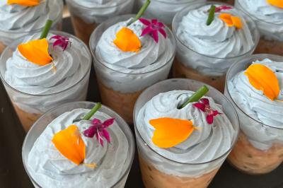 Miniature Traiteur Saint-Gengoux-le-National (Saône-et-Loire) - L’atelier de 12h06 #24 Plateau de charcuterie avec jambon, saucisson, cornichons, tomates cerises et feuilles de salade en décoration.