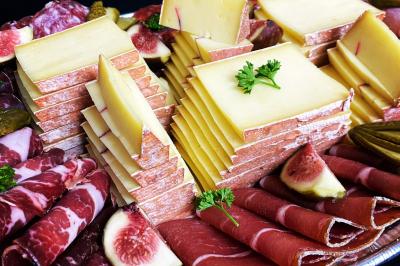 Miniature Traiteur Saint-Gengoux-le-National (Saône-et-Loire) - L’atelier de 12h06 #25 Plateau de charcuterie avec jambon, saucisson, cornichons, tomates cerises et feuilles de salade en décoration.