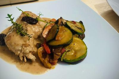 Miniature Traiteur Saint-Gengoux-le-National (Saône-et-Loire) - L’atelier de 12h06 #26 Plateau de charcuterie avec jambon, saucisson, cornichons, tomates cerises et feuilles de salade en décoration.