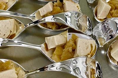 Miniature Traiteur Saint-Gengoux-le-National (Saône-et-Loire) - L’atelier de 12h06 #29 Plateau de charcuterie avec jambon, saucisson, cornichons, tomates cerises et feuilles de salade en décoration.