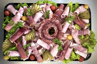 Miniature Traiteur Saint-Gengoux-le-National (Saône-et-Loire) - L’atelier de 12h06 #30 Plateau de charcuterie avec jambon, saucisson, cornichons, tomates cerises et feuilles de salade en décoration.