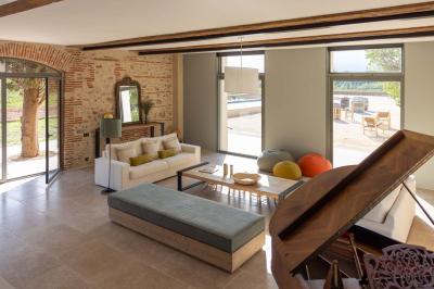 Miniature Location salle Banyuls-dels-Aspres (Pyrénées-Orientales) - Château Montana #7 Salle de bain moderne avec douche à l'italienne, murs en carreaux verts, double vasque et miroirs en bois.