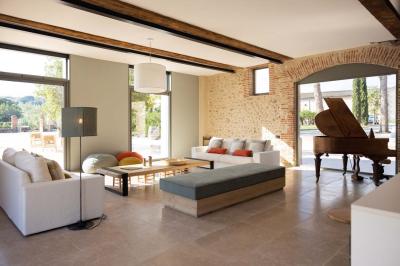 Miniature Location salle Banyuls-dels-Aspres (Pyrénées-Orientales) - Château Montana #8 Salle de bain moderne avec douche à l'italienne, murs en carreaux verts, double vasque et miroirs en bois.