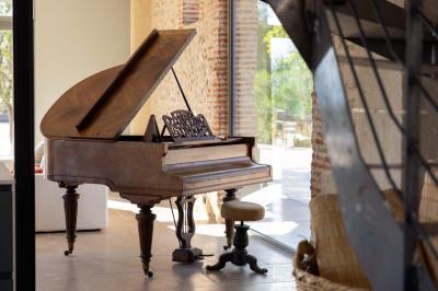 Miniature Location salle Banyuls-dels-Aspres (Pyrénées-Orientales) - Château Montana #10 Salle de bain moderne avec douche à l'italienne, murs en carreaux verts, double vasque et miroirs en bois.