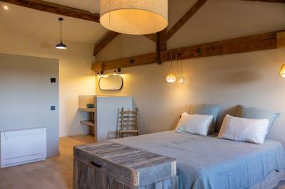 Miniature Location salle Banyuls-dels-Aspres (Pyrénées-Orientales) - Château Montana #13 Salle de bain moderne avec douche à l'italienne, murs en carreaux verts, double vasque et miroirs en bois.