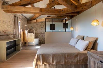 Miniature Location salle Banyuls-dels-Aspres (Pyrénées-Orientales) - Château Montana #14 Salle de bain moderne avec douche à l'italienne, murs en carreaux verts, double vasque et miroirs en bois.