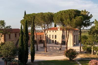Miniature Location salle Banyuls-dels-Aspres (Pyrénées-Orientales) - Château Montana #3 Salle de bain moderne avec douche à l'italienne, murs en carreaux verts, double vasque et miroirs en bois.
