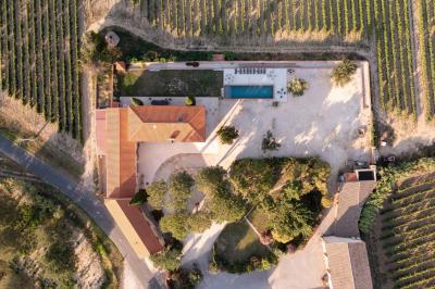 Miniature Location salle Banyuls-dels-Aspres (Pyrénées-Orientales) - Château Montana #2 Salle de bain moderne avec douche à l'italienne, murs en carreaux verts, double vasque et miroirs en bois.