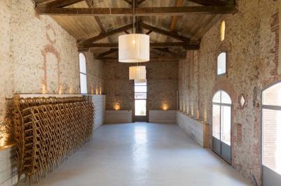 Miniature Location salle Banyuls-dels-Aspres (Pyrénées-Orientales) - Château Montana #4 Salle de bain moderne avec douche à l'italienne, murs en carreaux verts, double vasque et miroirs en bois.