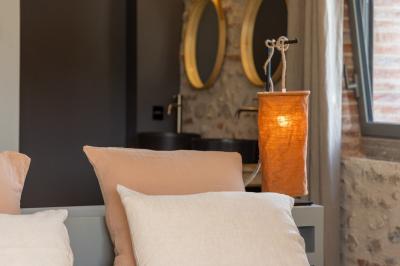 Miniature Location salle Banyuls-dels-Aspres (Pyrénées-Orientales) - Château Montana #21 Salle de bain moderne avec douche à l'italienne, murs en carreaux verts, double vasque et miroirs en bois.