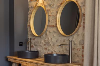 Miniature Location salle Banyuls-dels-Aspres (Pyrénées-Orientales) - Château Montana #23 Salle de bain moderne avec douche à l'italienne, murs en carreaux verts, double vasque et miroirs en bois.