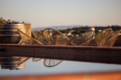 Miniature Location salle Banyuls-dels-Aspres (Pyrénées-Orientales) - Château Montana #22 Salle de bain moderne avec douche à l'italienne, murs en carreaux verts, double vasque et miroirs en bois.