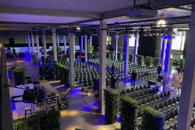 Miniature Location salle Bruxelles (Bruxelles-Capitale) - Silo Brussels #5 Façade d'un bâtiment illuminé en bleu avec un logo et une bannière ’Renault Tech Pop-Up’ au centre.