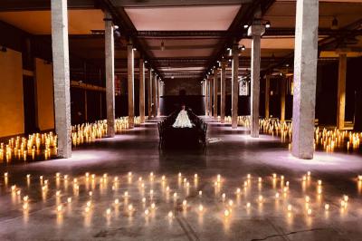 Miniature Location salle Bruxelles (Bruxelles-Capitale) - Silo Brussels #4 Façade d'un bâtiment illuminé en bleu avec un logo et une bannière ’Renault Tech Pop-Up’ au centre.