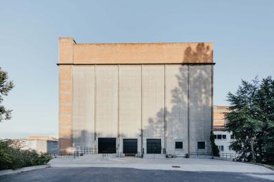 Miniature Location salle Bruxelles (Bruxelles-Capitale) - Silo Brussels #22 Façade d'un bâtiment illuminé en bleu avec un logo et une bannière ’Renault Tech Pop-Up’ au centre.