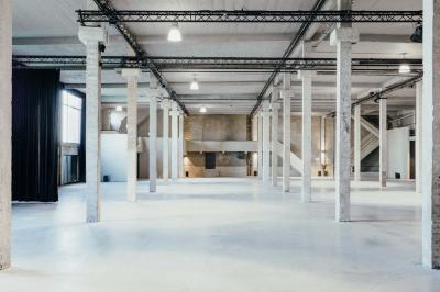 Miniature Location salle Bruxelles (Bruxelles-Capitale) - Silo Brussels #19 Façade d'un bâtiment illuminé en bleu avec un logo et une bannière ’Renault Tech Pop-Up’ au centre.