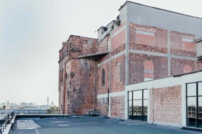 Miniature Location salle Bruxelles (Bruxelles-Capitale) - Silo Brussels #23 Façade d'un bâtiment illuminé en bleu avec un logo et une bannière ’Renault Tech Pop-Up’ au centre.