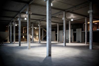 Miniature Location salle Bruxelles (Bruxelles-Capitale) - Silo Brussels #13 Façade d'un bâtiment illuminé en bleu avec un logo et une bannière ’Renault Tech Pop-Up’ au centre.