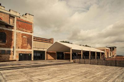 Miniature Location salle Bruxelles (Bruxelles-Capitale) - Silo Brussels #2 Façade d'un bâtiment illuminé en bleu avec un logo et une bannière ’Renault Tech Pop-Up’ au centre.