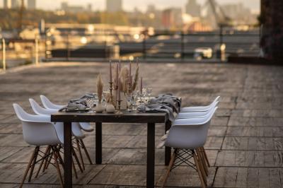 Miniature Location salle Bruxelles (Bruxelles-Capitale) - Silo Brussels #24 Façade d'un bâtiment illuminé en bleu avec un logo et une bannière ’Renault Tech Pop-Up’ au centre.