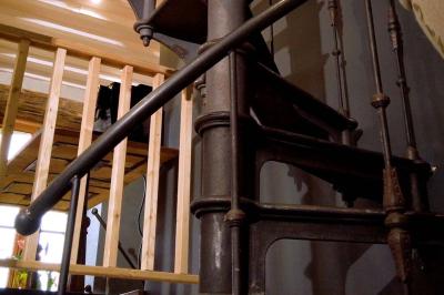 Miniature Location salle Montbarla (Tarn-et-Garonne) - Moulin de Salazar #1 Chambre lumineuse avec lit double, fauteuil en bois, baignoire blanche et grande fenêtre donnant sur l'extérieur.