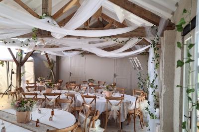 Miniature DECORATION CHARPENTE PAVILLON Chambre lumineuse avec lit double, fauteuil en bois, baignoire blanche et grande fenêtre donnant sur l'extérieur.